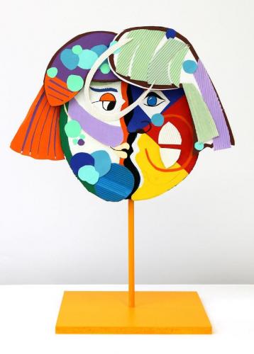 Dreidimensionaler Frauenkopf inspiriert von Pablo Picasso (Pappe, Acrylfarbe, Tonpapier)